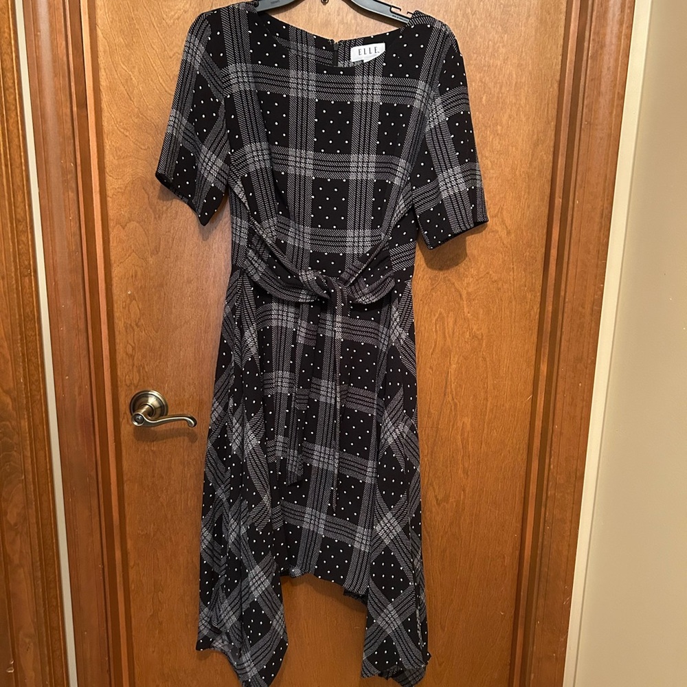 Like new! Beautiful Elle black & white dress w/ front or back waist tie size L